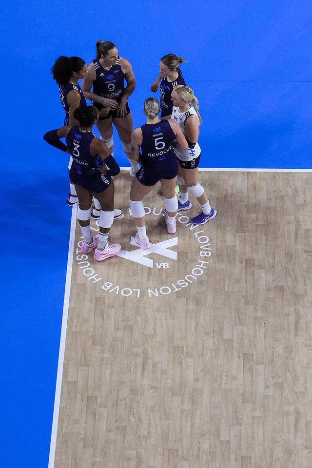 Women volleyball players huddle
